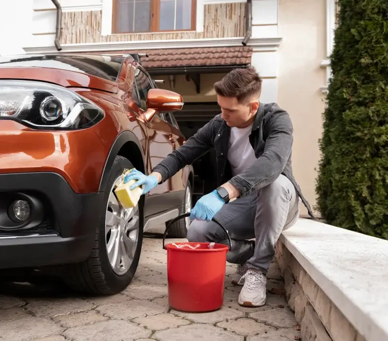 Lavage auto à domicile Sentenac-d'Oust : professionnel intervenant sur un véhicule